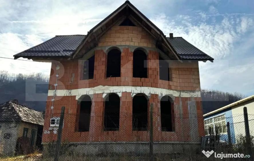Casă cu 5 camere cu Teren 1900 Mp în Arcalia