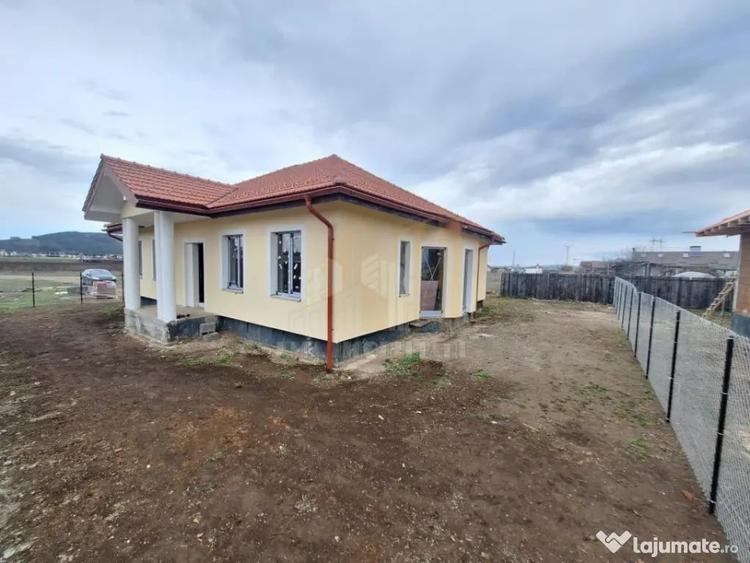 Casă cu 4 camere cu Teren 500 Mp în Sânpetru