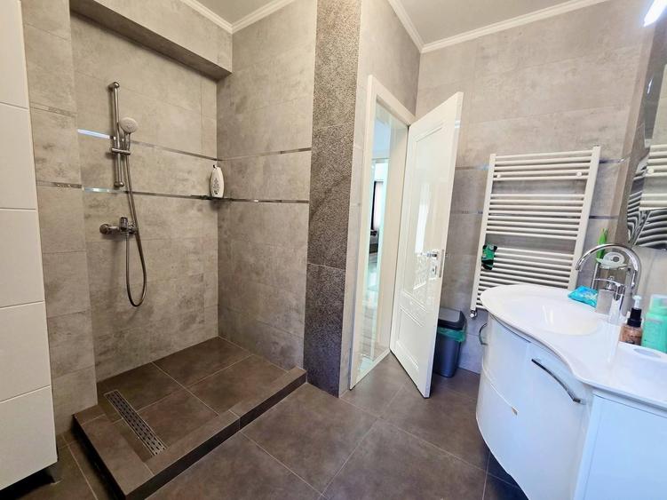 Casă individuală cu 6 camere cu Canalizare în Dobroești
