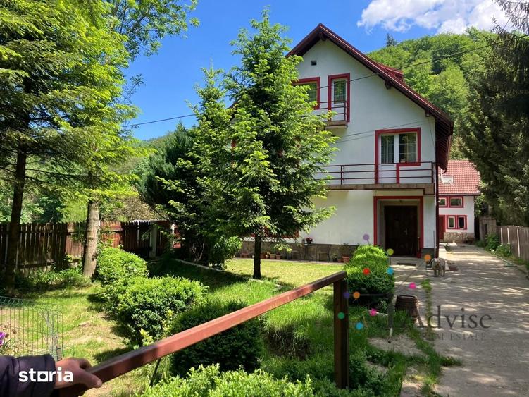 Casă cu 9 camere cu Teren 675 Mp în Central