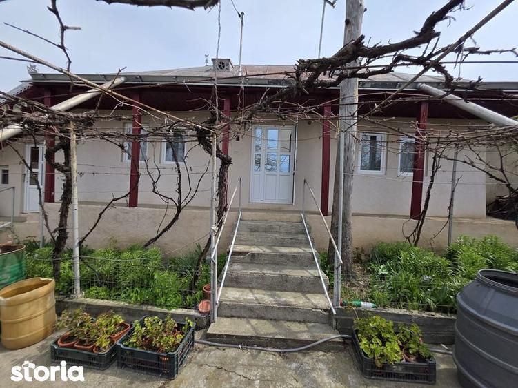 Casă cu 3 camere cu Teren 70 Mp în Secuieni