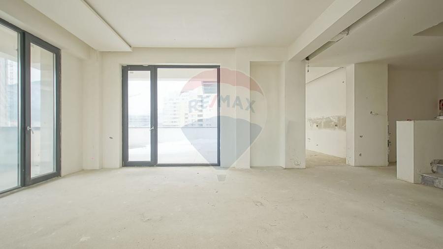 Penthouse cu 3 camere decomandat în Centrul Civic