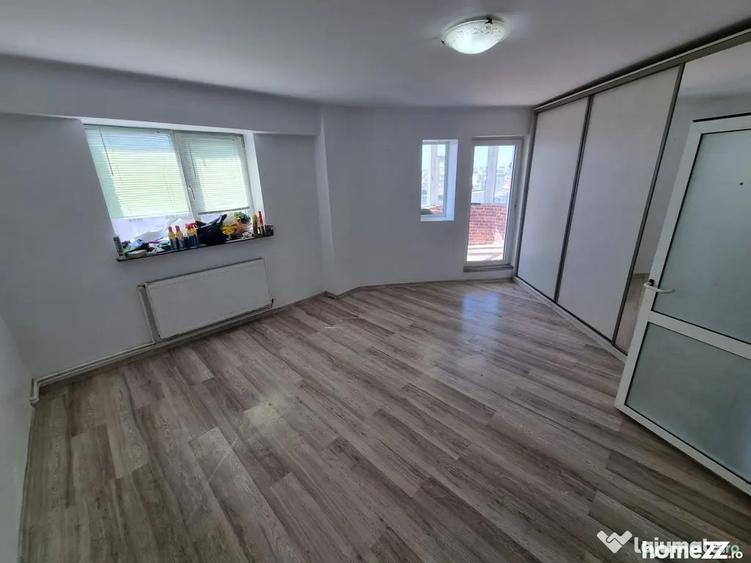 Apartament cu 3 camere decomandat, mobilat în Trocadero
