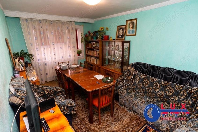 Apartament cu 3 camere decomandat în Piața Nouă