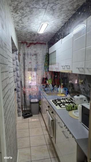 Apartament cu 3 camere decomandat în Podu Roș