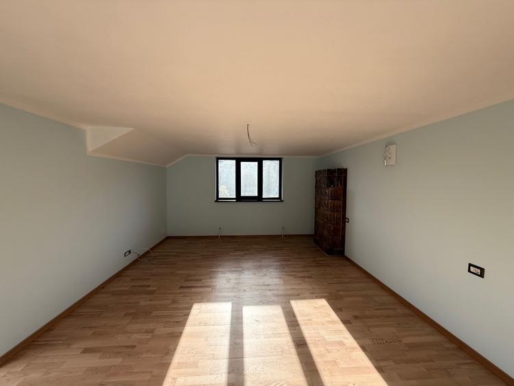 Casă individuală cu 5 camere cu Garaj în Hangu