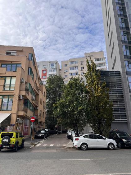 Apartament cu 3 camere decomandat în P-ța Victoriei