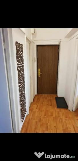Apartament cu 3 camere decomandat în Calea București