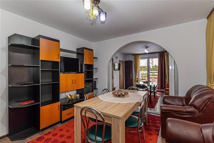 Apartament cu 3 camere decomandat, mobilat în Tractorul