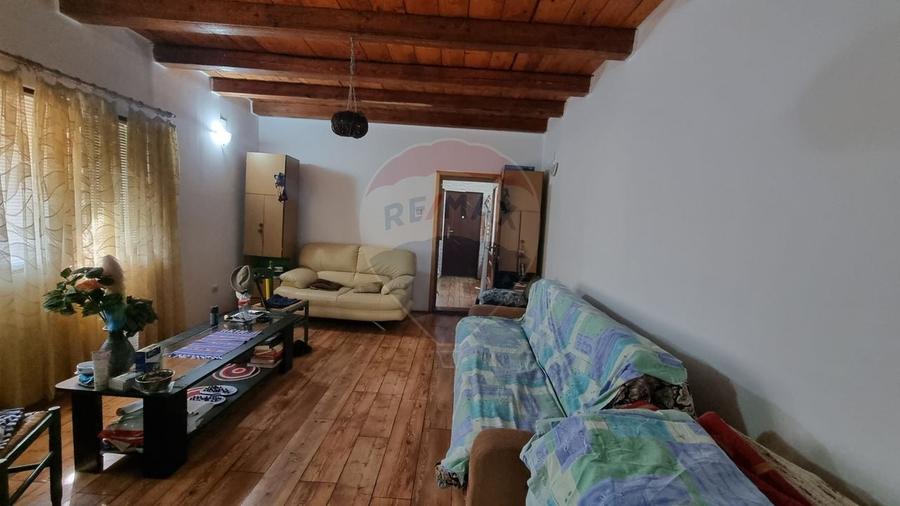 Casă individuală cu 8 camere cu Teren 1000 Mp în Sud-Est