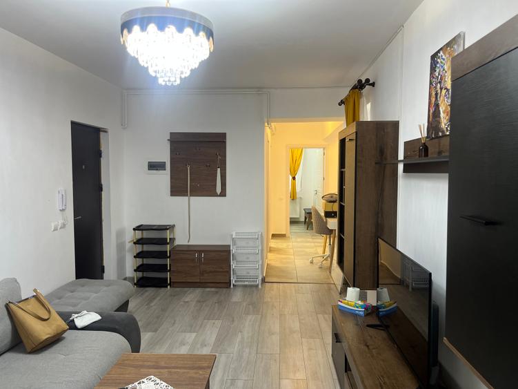 Apartament cu 3 camere decomandat, mobilat în Metalurgiei
