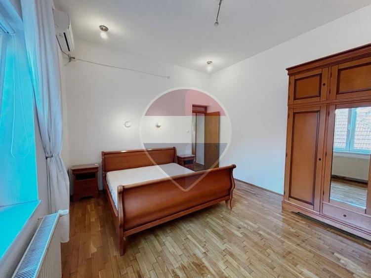 Apartament cu 3 camere semidecomandat, mobilat în Primăverii