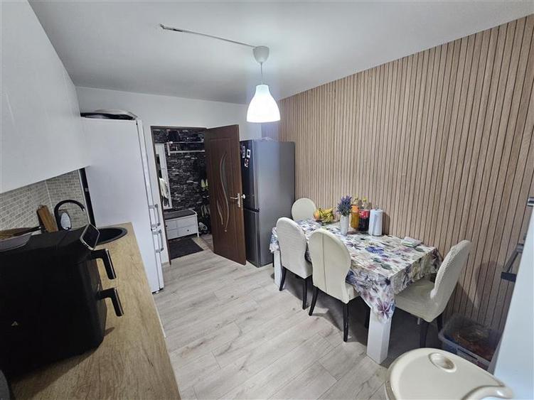 Apartament cu 3 camere decomandat, mobilat în Micro IV