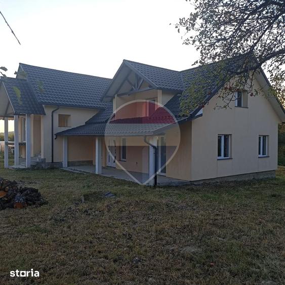 Casă cu 5 camere cu Teren 1850 Mp în Cernești