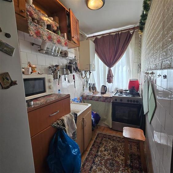 Apartament cu 3 camere semidecomandat în Alexandru cel Bun