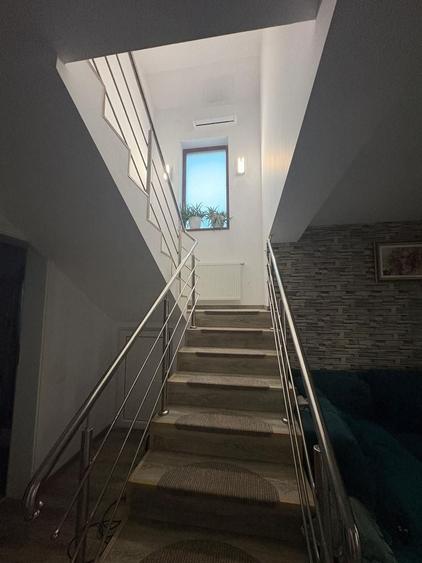 Casă individuală cu 7 camere cu Canalizare în Nord-Est