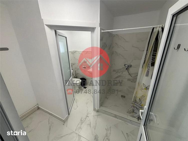 Casă cu 10 camere cu Teren 300 Mp în Central