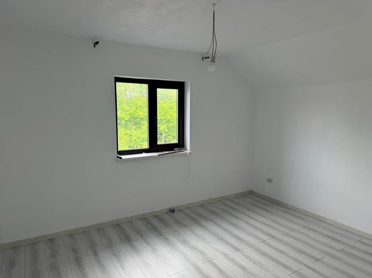 Casă cu 5 camere cu Garaj în Măriței