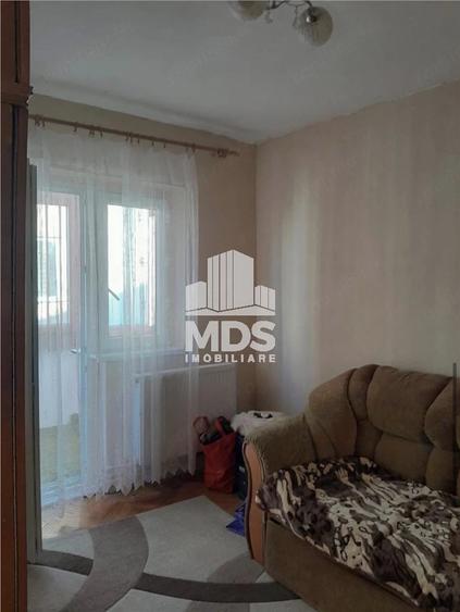 Apartament cu 3 camere semidecomandat, mobilat în Girocului