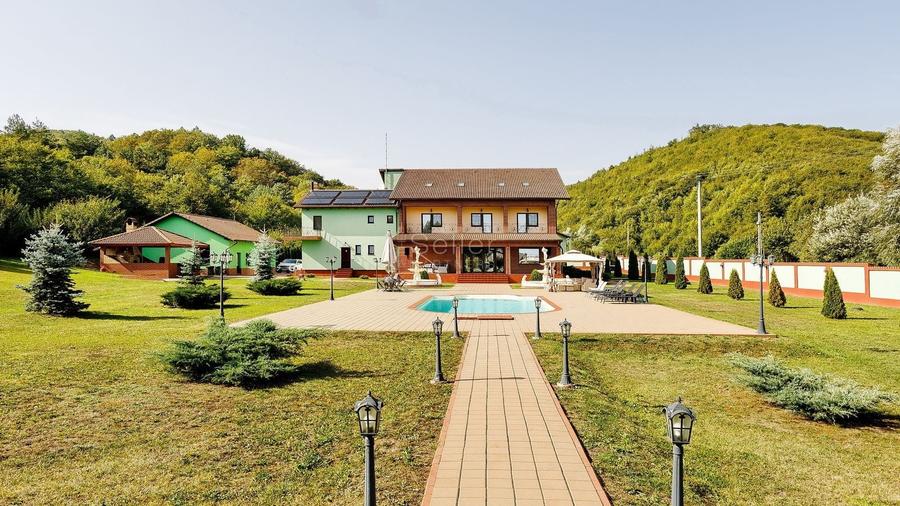 Casă individuală cu 12 camere cu Piscina în Crizbav