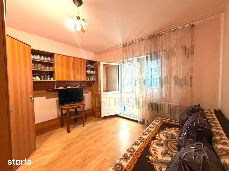 Apartament cu 4 camere decomandat în Lipovei