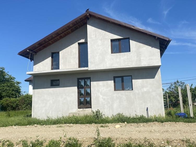 Casă cu 4 camere în Lazuri