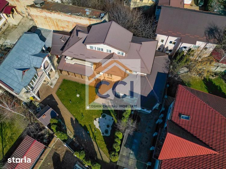 Casă cu 8 camere cu Teren 397 Mp în Central