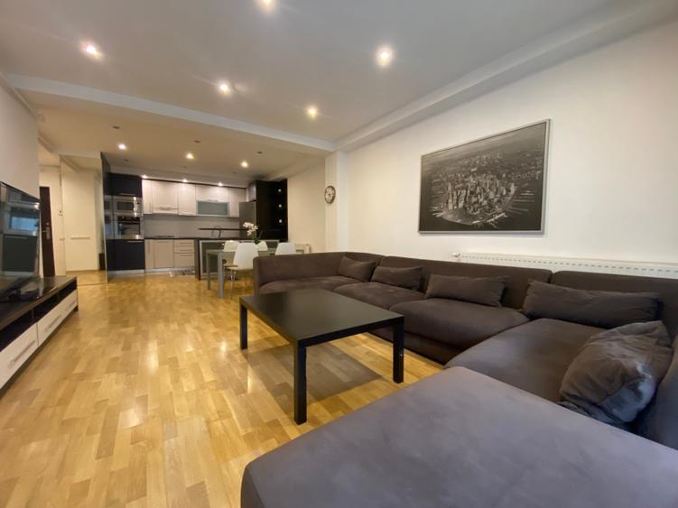 Apartament cu 3 camere semidecomandat, mobilat în Pipera