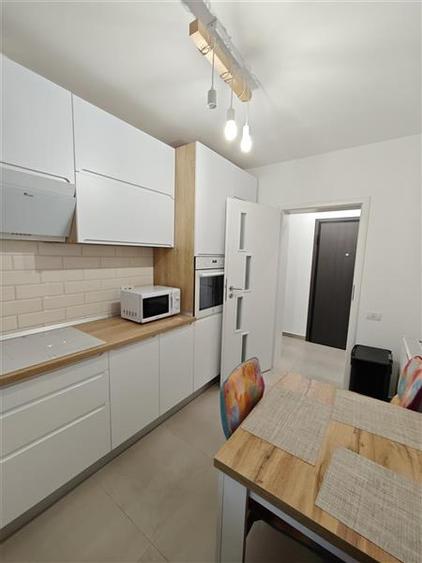 Apartament cu 3 camere decomandat, mobilat în Central