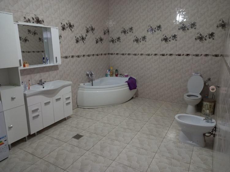 Casă cu 5 camere cu Teren 400 Mp în Central