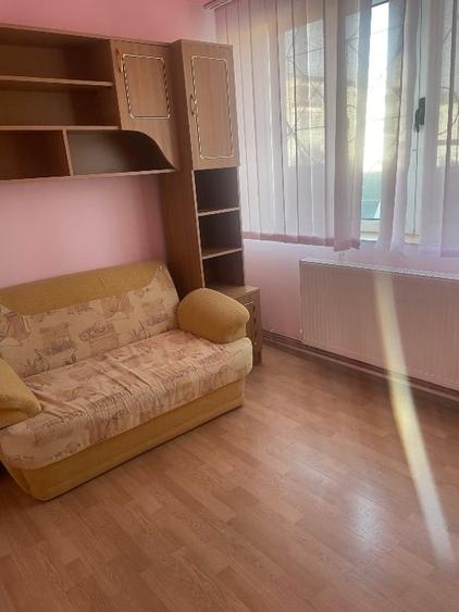 Apartament cu 3 camere decomandat, mobilat în Central