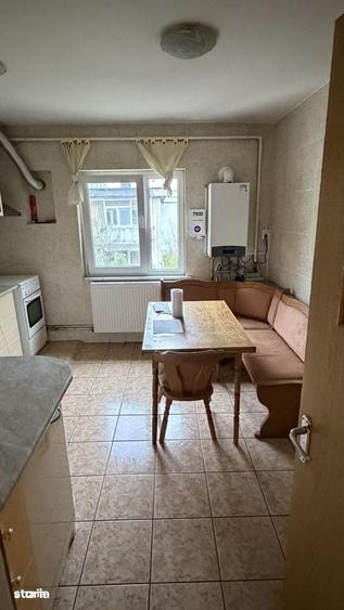 Apartament cu 3 camere decomandat în Apusului