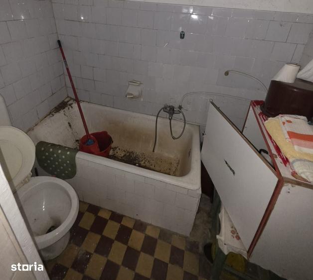 Casă cu 2 camere semidecomandat cu Teren 310 Mp în Schei