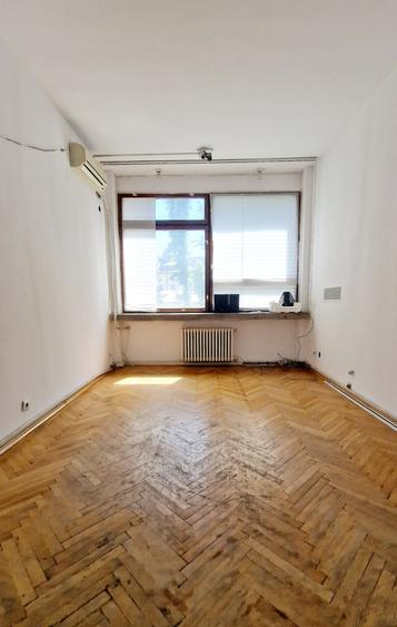 Birou, de 18 mp, în Universitate