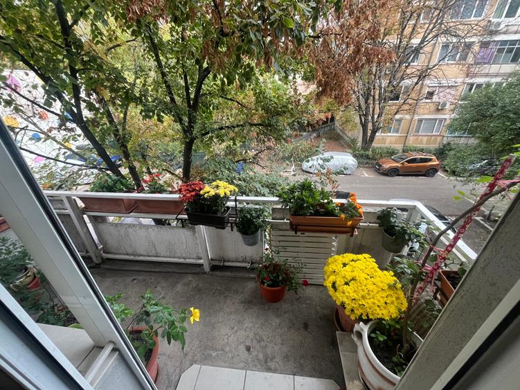 Apartament cu 3 camere decomandat în Tineretului