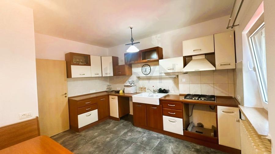 Apartament cu 5 camere decomandat în Primăverii