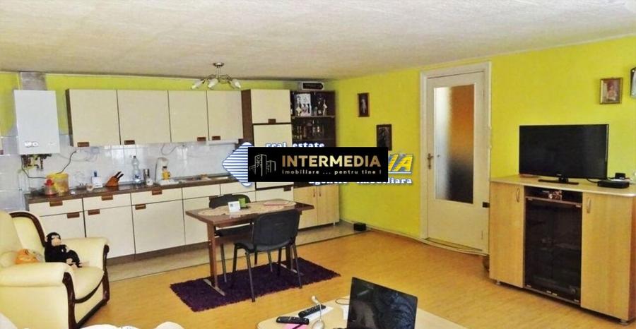 Casă individuală cu 7 camere cu Canalizare în Galtiu