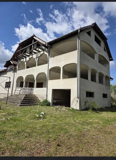 Casă cu Teren 5500 Mp în Central