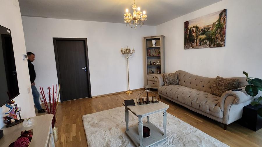 Apartament cu 3 camere decomandat, mobilat în 13 Decembrie