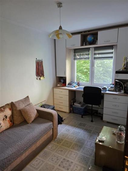 Apartament cu 3 camere semidecomandat, mobilat în Podu Roș