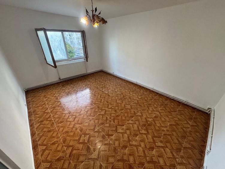 Apartament cu 4 camere decomandat în CET