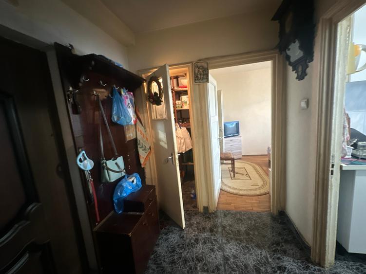 Apartament cu 3 camere semidecomandat în 1 Mai