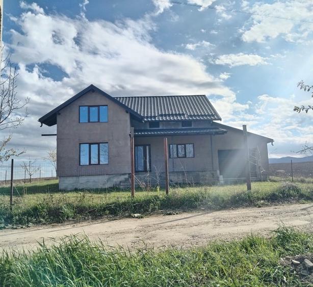 Casă individuală cu 5 camere cu Teren 4000 Mp în Central