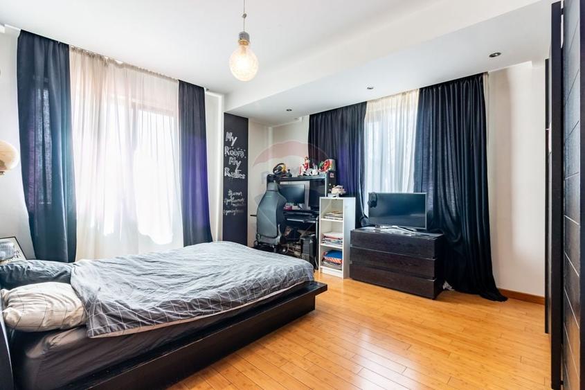 Casă individuală cu 7 camere cu Teren 745 Mp în Corbeanca