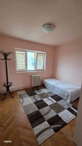 Apartament cu 4 camere decomandat în Micro 15