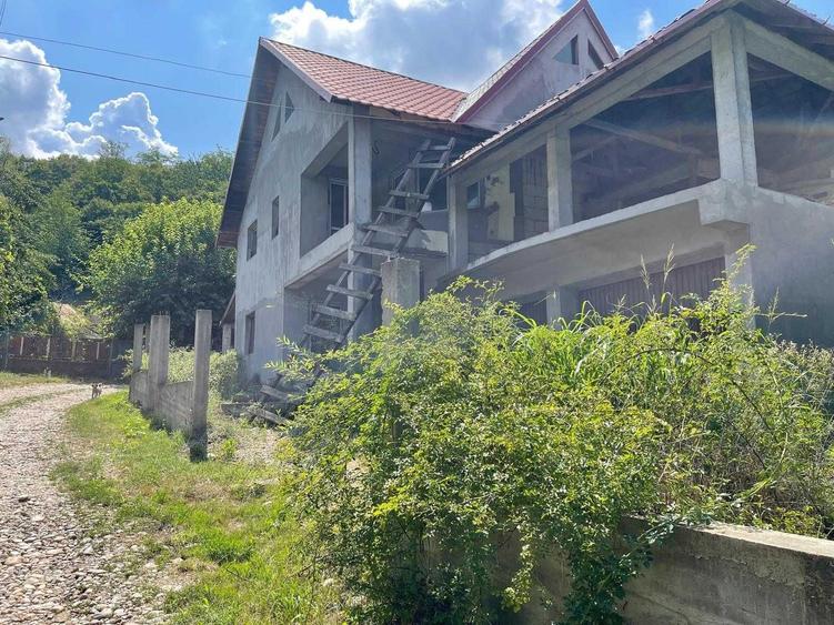 Casă cu 4 camere în Bogați