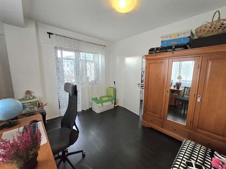 Apartament cu 3 camere semidecomandat în Bucureștii Noi