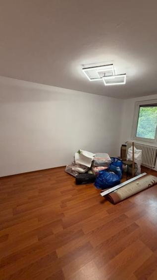Apartament cu 3 camere decomandat în Berceni