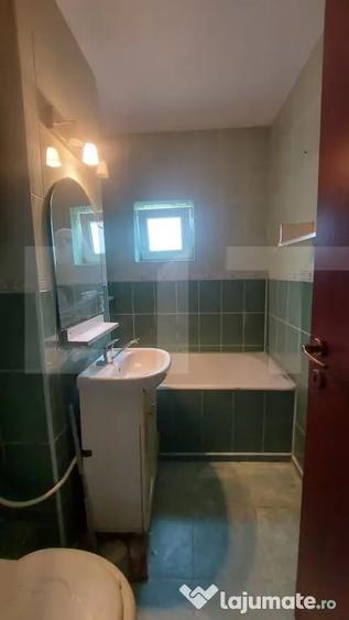 Apartament cu 3 camere semidecomandat în Simeria