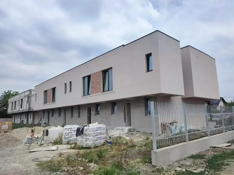 Casă cu 3 camere cu Teren 200 Mp în Vest